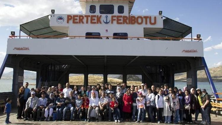 Öğrenci Ve Öğretim Görevlileri Feribotla Baraj Gölünü Gezdi