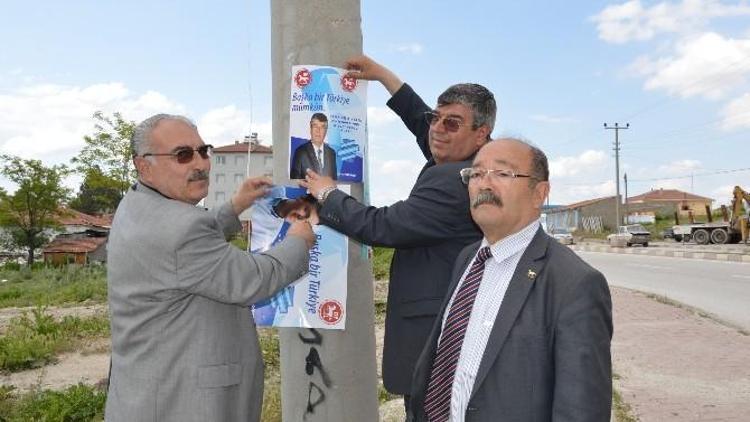 Seçim Afişlerini Kendileri Asıyorlar