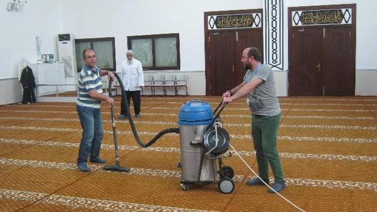 İzmit’te Günde Ortalama 10 Cami Temizleniyor