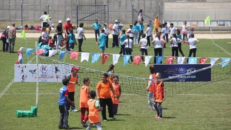 Çocuklar Yeşil Sahalarda Eğlendi