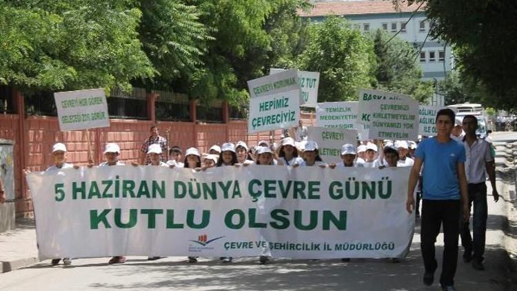 Öğrencilerden Çevre Yürüyüşü