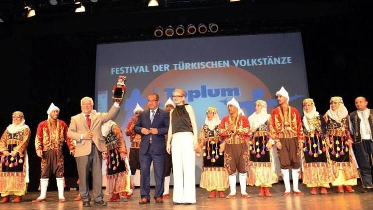 Mersin Halk Dansları Rüzgarı Almanya’da Esti