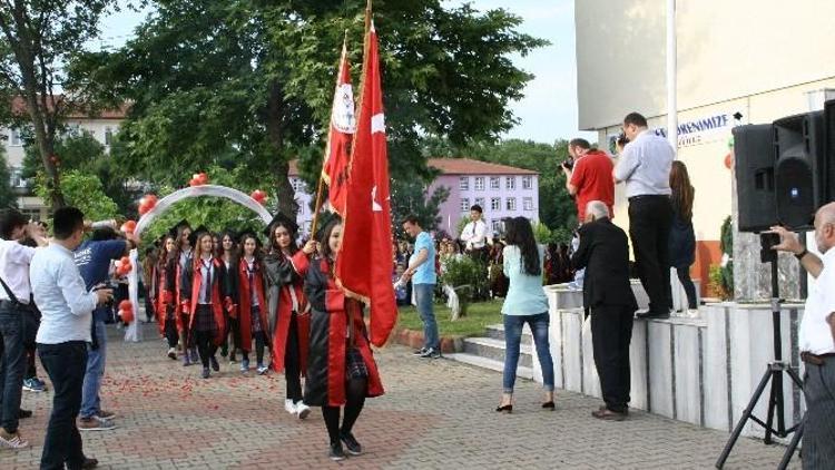 Devrek Anadolu Lisesi’nden Mezuniyet Töreni