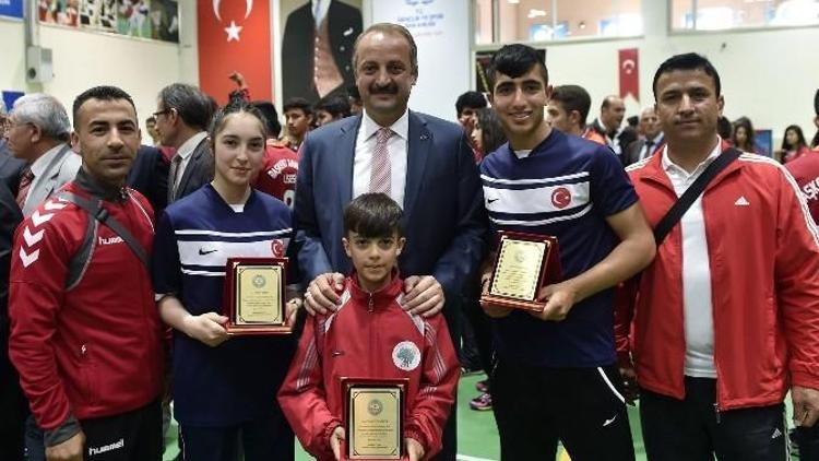 Mamak’ta Yılın Sporcuları Ödüllendirildi