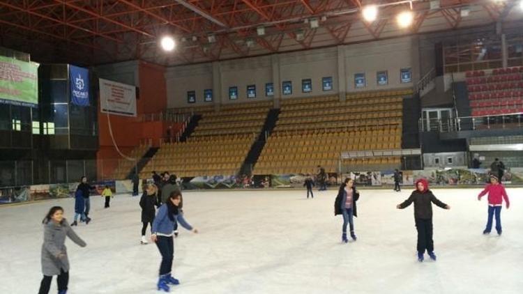 Büyükşehir’den Başarılı Öğrenciye Karne Hediyesi