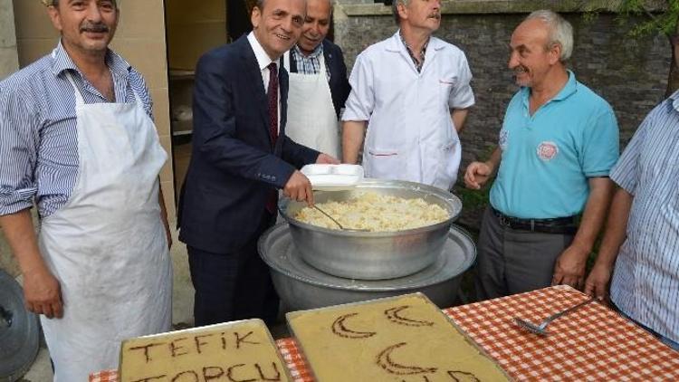 MHP’li Vekil Adayı Pilav Dağıttı