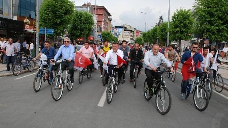 AK Parti Düzce’de Bisikletle Düzce Turu Yaptı