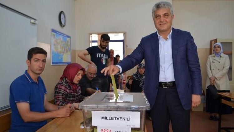 Başkan Gümrükçüoğlu Ve AK Parti Milletvekili Adayları Oylarını Kullandılar