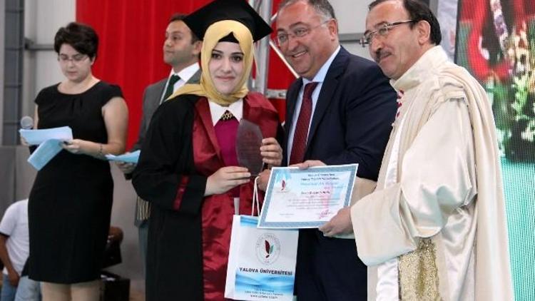 Yalova Üniversitesi’nde Mezuniyet Heyecanı