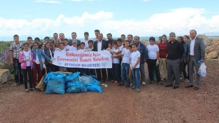 Beyşehir’de Öğrenciler Sahil Temizliği Yapıp Atık Çöpleri Topladı