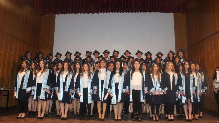 Edirne’de Sağlık Lisesi Öğrencileri Mezuniyet Heyecanı Yaşadı