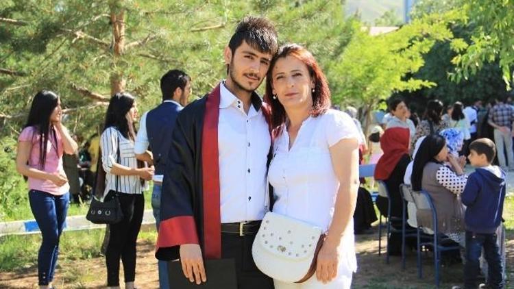 Hakkari Üniversitesinde Mezuniyet Töreni Düzenledi