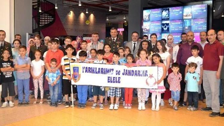 Jandarma Ve Piazza İşbirliği Çocukların Yüzünü Güldürdü