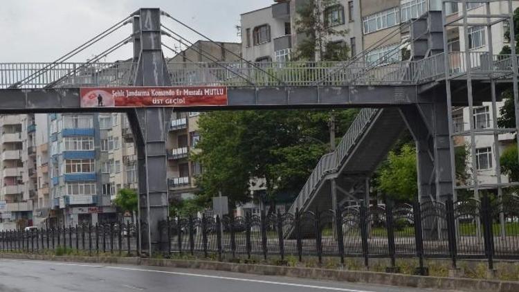 Şehit Düşen Askerlerin İsimleri Üst Geçitlerde Yaşatılıyor