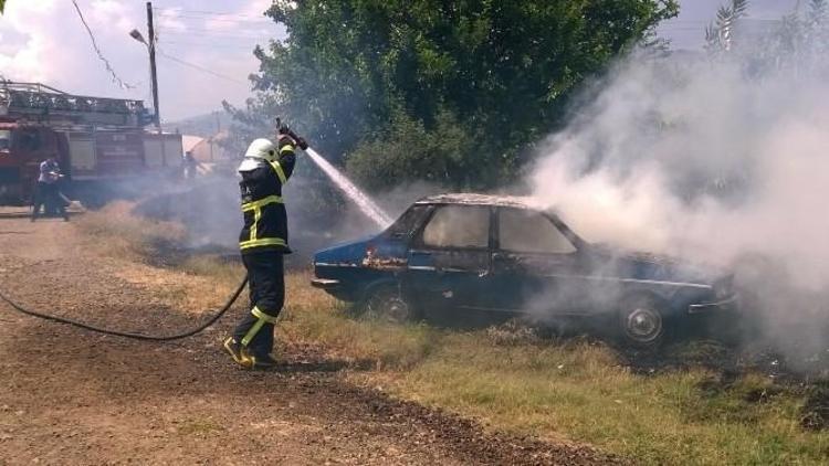 Fethiye’de Ot Yangını Park Halindeki Otomobili Yaktı