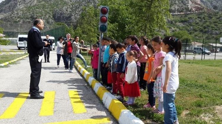 Polisten Bin 500 Öğrenciye Trafik Eğitimi