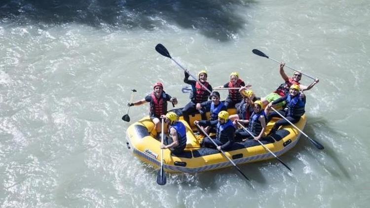 Zap Suyu’nda Rafting Coşkusu