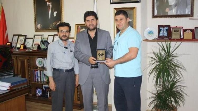 Derbent’te Kick Boks Sporuna Detek Veren Yöneticilere Plaket