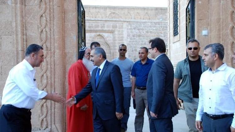 Mardin Valisi Koçak, Bin 618 Yıllık Mor Gabriel Manastırını Ziyaret Etti