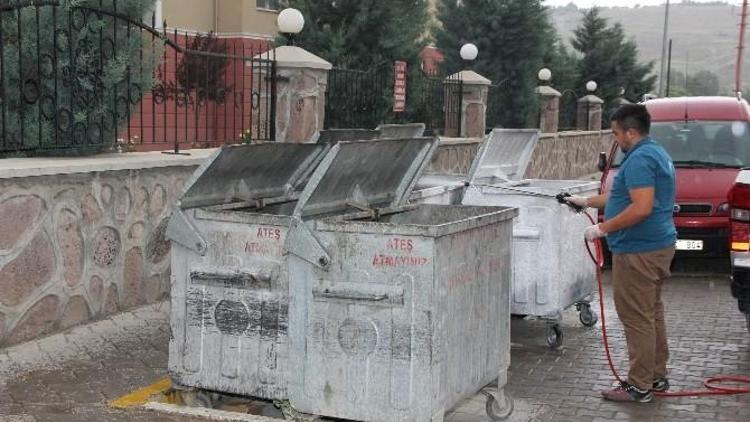 Belediye Çöp Konteynerlerini Dezenfekte Ediyor