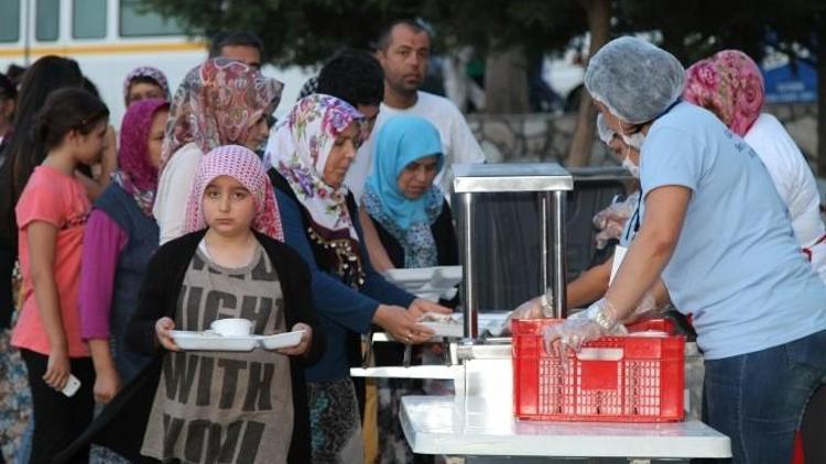 Gaziemir’de Onlarca Vatandaş Hep Birlikte Orucunu Açtı