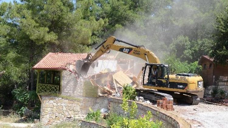 Kumluca Yazır’da Kaçak Olduğu Tespit Edilen Yapılar Yıkıldı