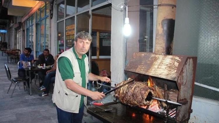 Oltu’da Cağ Kebap İle İftar Açma Geleneği Sürüyor