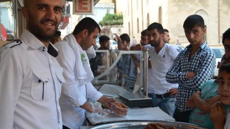 Çiğköfte Ve Tatlı Tezgahlardaki Yerini Aldı