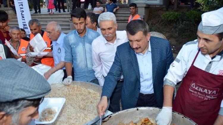 Başkar Gürkan, İftar Çadırı’nda Vatandaşlarla Bir Araya Geldi