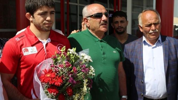 Avrupa Yaz Spor Oyunları’nda 3. Olan Yakup Erzurum’da Coşkuyla Karşılandı