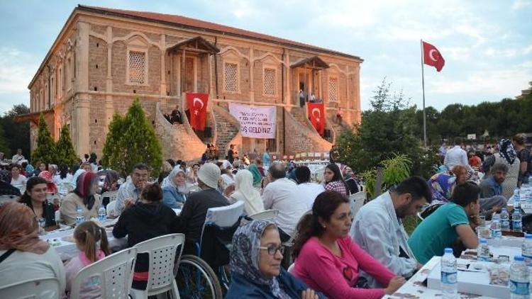 3 Bin Kişi Gelibolu Mevlevihanesinde İftar Açtı