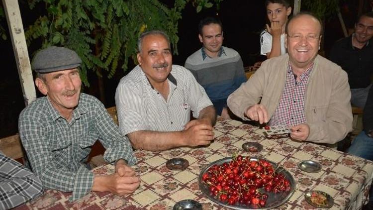 Başkan Özakcan, İftar Sonrası Kiraz Üreticisiyle Bir Araya Geldi