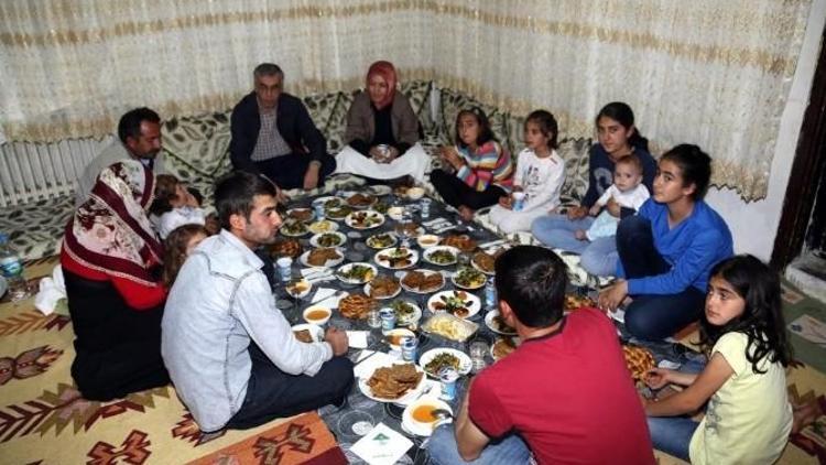 Vali Ataklı Ve Ailesi, İpek Ailesinin İftar Konuğu Oldu