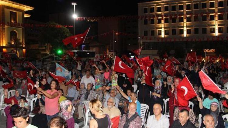 Manisada demokrasi nöbeti coşkuyla sonlandı