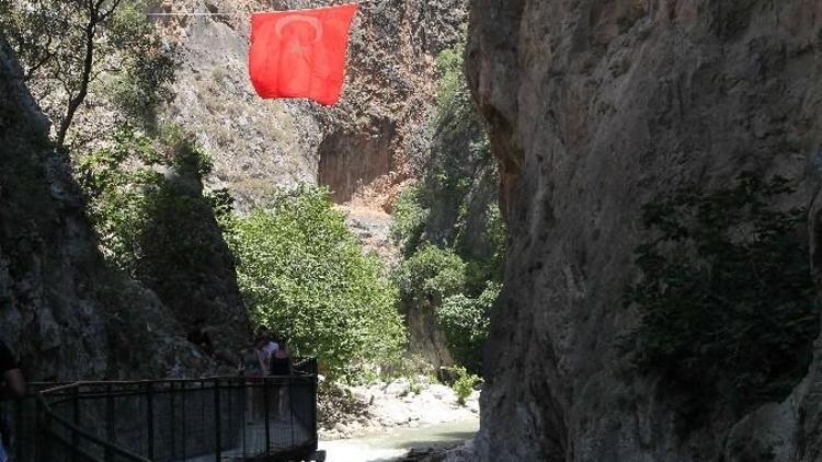 Saklıkent’in Serin Suları Turistleri Ağırlıyor