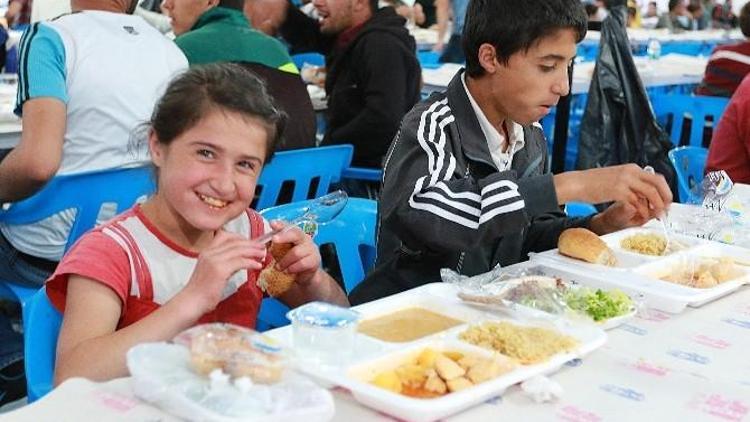 Büyükşehir Belediyesi’nin İftar Çadırına Yoğun İlgi