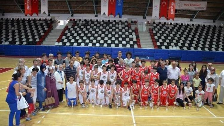 Basketbolda Şampiyonlar Kupalarını Aldı