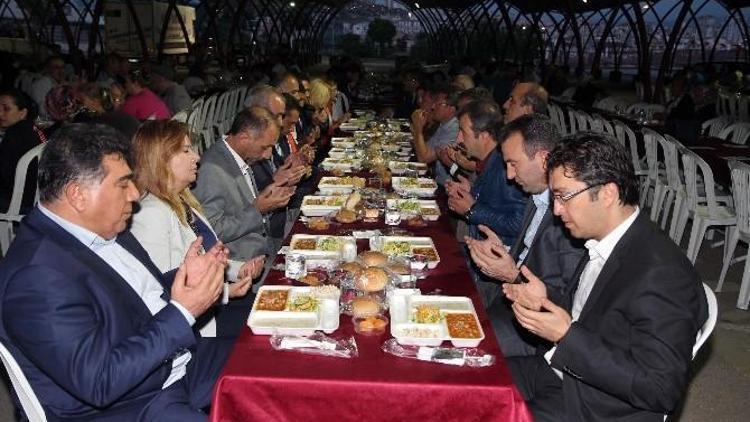 Başkan Yaşar, Serhatlılar’la İftar Sofrasında Buluştu