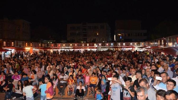 Seksenler Dizisi Oyuncuları Ramazan Sokağını Şenlendirdi