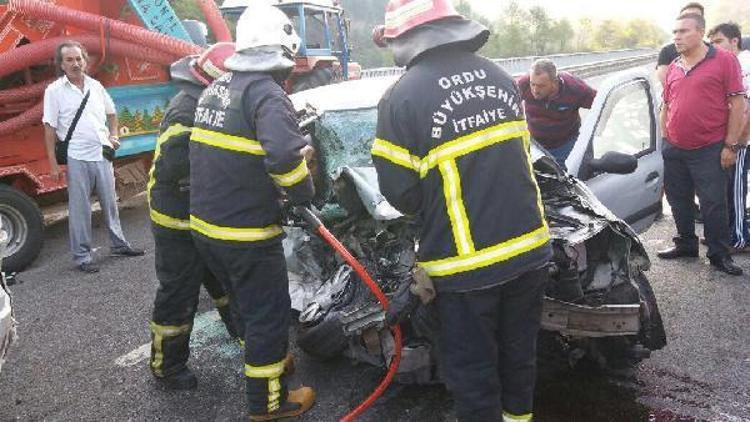 Fatsada otomobil ile traktör çarpıştı: 2 ölü, 1 yaralı
