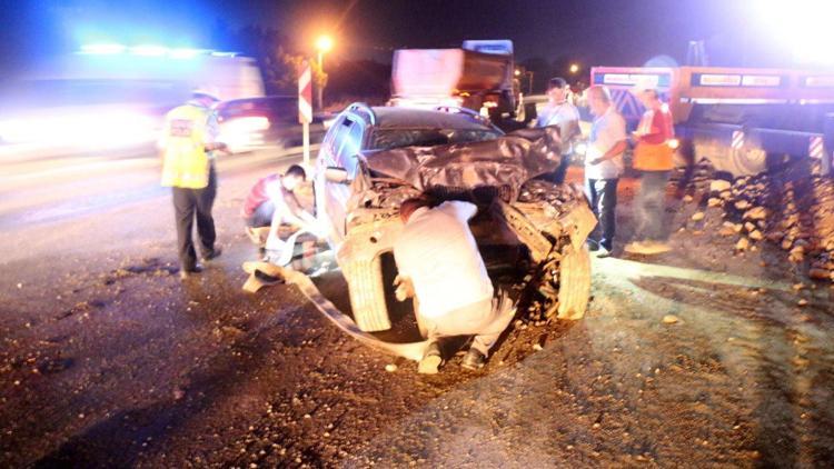 Yol çalışması için kazılan çukura otomobil düştü