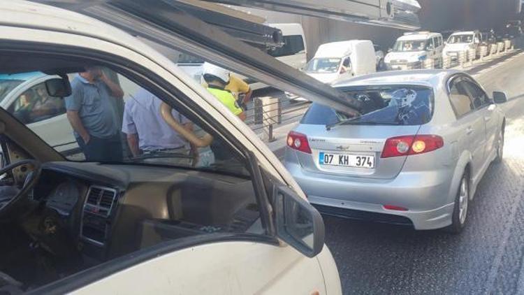 Kamyonet üzerinden kayan demirler, öndeki otomobilin camından girdi