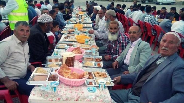 Asyader Vatandaşlara İftar Çadırında Yemek Verdi