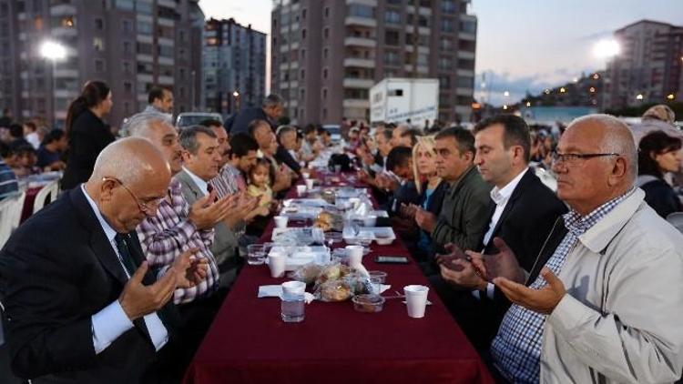 Başkan Yaşar, Yahyalar Pazar Yeri’nde Yenimahallelilerle Buluştu
