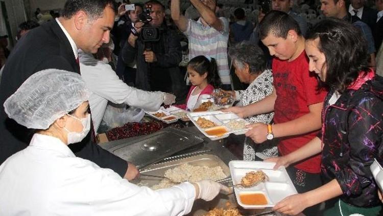 Çankaya Belediye Başkanı Taşdelen’den İftar Çadırına Ziyaret