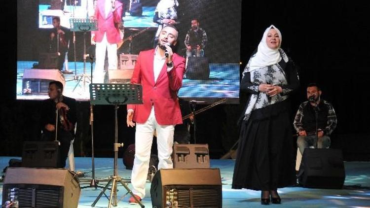 İkbal Gürpınar Ve Emre Ermiş Konserine Büyük İlgi