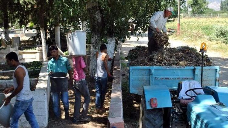 İncirliova’da Mezarlıklar Bayrama Hazırlanıyor