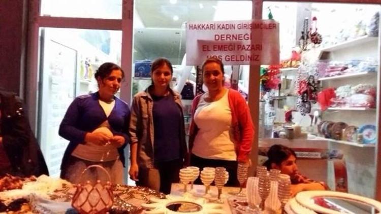 Hakkari Kadın Girişimciler Derneği Üyeleri El Emeği Pazarı Kurdu