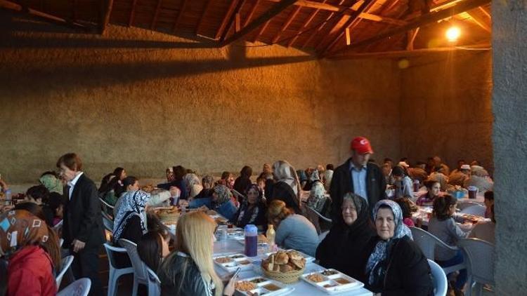 Zaferhamit Mahallesi Sakinleri Çifteler Belediyesinin İftarında Buluştu