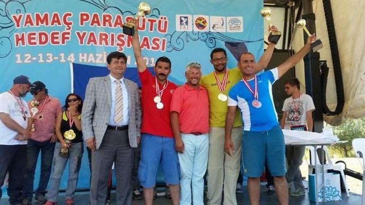 Oltulu Ali Çakır Dünyaya Paraşut Açıyor